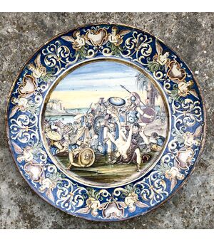 Grande piatto in maiolica con scena istoriata di battaglia.Siena.