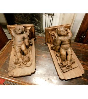 dars327 pair of wooden shelves with sculpted putti: 29 x 25 cm top, h cm 47 tot     
