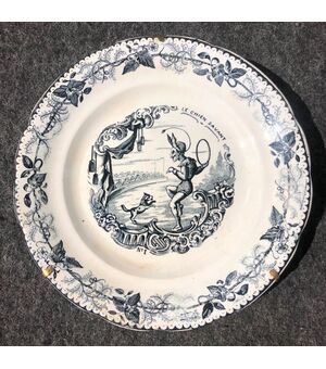 Earthenware plate with decal decoration depicting a circus scene. Choisy Manufacture le Roi.Francia.     
