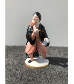 Statuina in porcellana con figura maschile con pugnale e sacchetto di denaro.Ginori