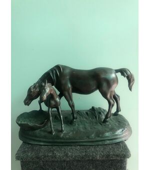 Scultura in bronzo raffigurante due cavalli.Italia