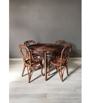 Tavolo e sedie di bambù