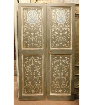 pts685 - pair of lacquered doors, cm l 119 xh 210     