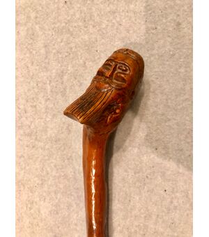 Bastone in pezzo unico in  legno di bosso con pomolo raffigurante testa di figura persiana.
