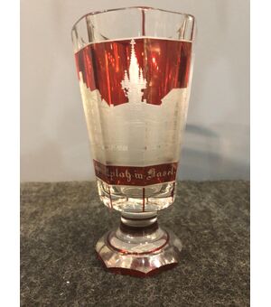 Bicchiere in cristallo di Boemia,periodo Biedermeier,di forma ottagonale con scena architettonica.