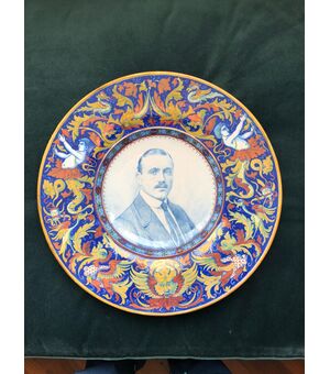 Large luster plate with male portrait and Raphaelesque. Santarelli manufacture. Gualdo Tadino.     