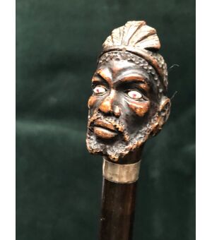 Bastone con pomolo in legno raffigurante figura maschile africana.Italia