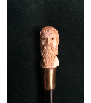 Bastone con pomolo in osso raffigurante personaggio maschile con barba.Germania.