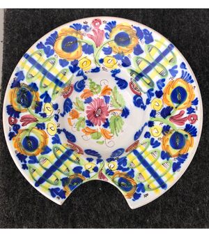 Majolica shaving plate with floral decorations.Spain.     