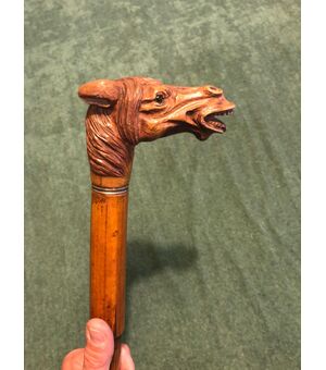 Pipe stick with wooden knob in the shape of a horse&#39;s head and barrel in rattan.     