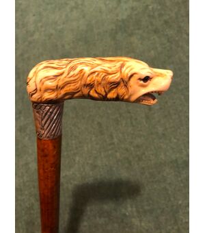 Stick with deer horn handle depicting a dog&#39;s head.     
