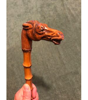 Bastone con pomolo in legno raffigurante una testa di cavallo.Canna in bambu’.