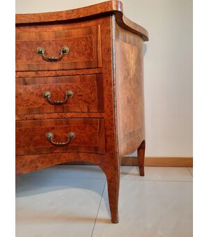 Rooted chest of drawers on the front and sides     