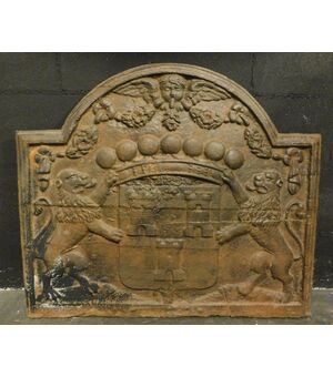 p21 - cast iron plate with lions and coat of arms, size cm 80 xh 68     