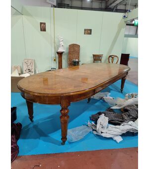 Particolare tavolo in radica di noce con intarsi in acero allungabile - 112 x 180/300 cm