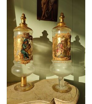 Magnifica coppia di vasi da Farmacia in vetro soffiato dorati e dipinti - H 53 cm - Inizio '900