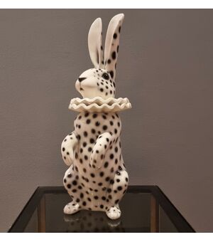 Coniglio in ceramica dipinta con vestito di Pierrot