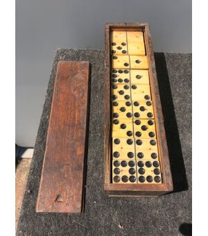 Scatola con gioco del domino in osso e ebano.