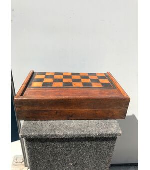 Scacchiera pieghevole in legno di mogano con dettagli in ciliegio e ebano.