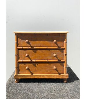 Modellino di casssettone in legno dolce con dettagli in bambu’e piano di marmo.