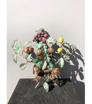 One-fire wall lamp in painted metal with fruit decoration.     