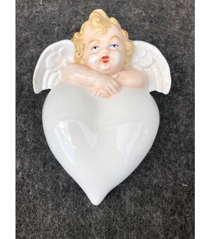 Acquasantiera in porcellana a forma di cuore con puttino.Germania.