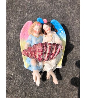 Acquasantiera in porcellana bisquit con coppia di angeli.Francia.