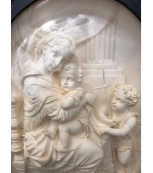 Bassorilievo in schiuma di mare ( magnesite ) raffigurante Madonna della Seggiola ( Raffaello).Francia.