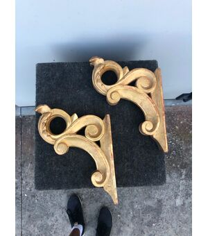 Pair of Appliques - eventual supports for shelves in carved wood and gold leaf.     