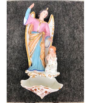 Acquasantiera in porcellana con figura di Angelo e fanciullo,”.Francia.
