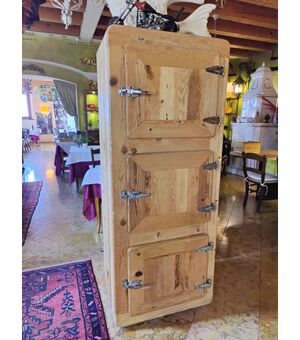 Ghiacciaia firmata Nature design in legno di abete antico massello - H 175 cm