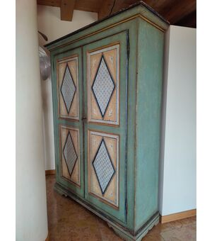 Armadio in legno, laccato e dipinto - H 214 cm