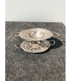 Colino doppio in argento a due manici con decori floreali.Italia.