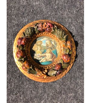 Round frame in carved, gilded and lacquered wood with embossed fruits and Madonna and Child print.     