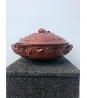 Zuppiera in ceramica ingobbiata con motivi floreali e geometrici in rilievo. Emilia Romagna.