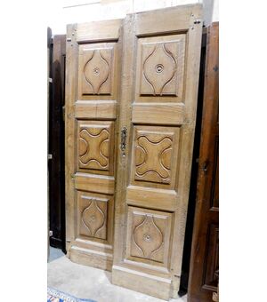 ptci254 door in carved walnut, 17th century, meas. cm l 114 xh 215     