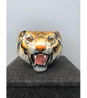 Vaso in terraglia raffigurante testa di tigre.Manifattura di Signa,Toscana.