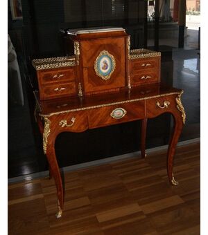 Antico piccolo scrittoio bonheur du jour francese del 1800 con bronzi e placche in sevres 