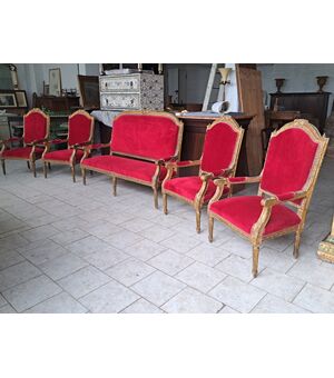 Quattro poltrone ed un divano dorati Napoleone III