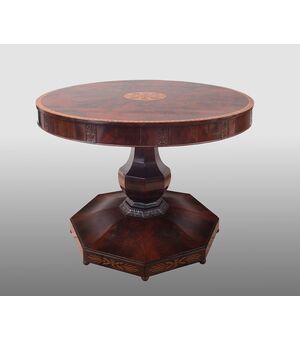 Tavolino antico Smith Napoletano in piuma di mogano con innesti di intarsio in acero. Periodo XIX secolo.