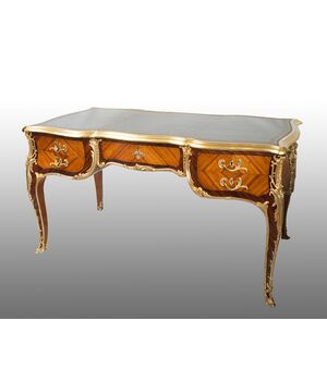 Scrivania /Bureau Plat antica Napoleone III Francese in legno esotico pregiato con innesti di elementi in bronzo dorato. Francia XIX secolo.