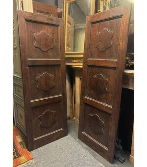 PTS892 - N. 2 Porte in legno di noce e pioppo, epoca '7/'800, misure cm L 71 x H 200