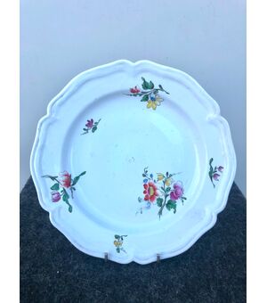 porcelain plate with flower decoration. Doccia-Ginori manufacture.     