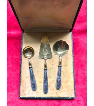 Servizio di tre posate da dolce in argento con motivi floreali art-nouveau con scatola originale.Francia.