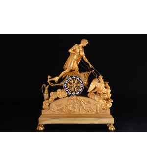 Importante pendola in bronzo dorato e finemente cesellato rappresentante Ganimede su un carro, h. 53 cm, inizio XIX secolo