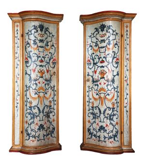 Coppia di armadi in legno intagliato e laccato con fiori e motivi decorativi, Venezia, metà XVIII secolo