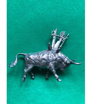 Bull-shaped olive picker in solid silver with six swords Italy.     
