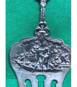 Forchetta in argento sbalzato con personaggi su barca,mascheroni e motivi vegetali stilizzati.Olanda 1860.