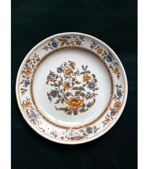 Majolica plate decorated with wild flowers, Turin.     