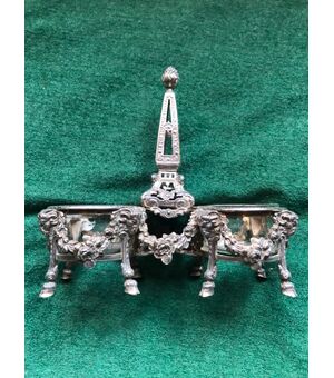 Saliera doppia in argento con decori impero,mascheroni e corone floreali.Francia.